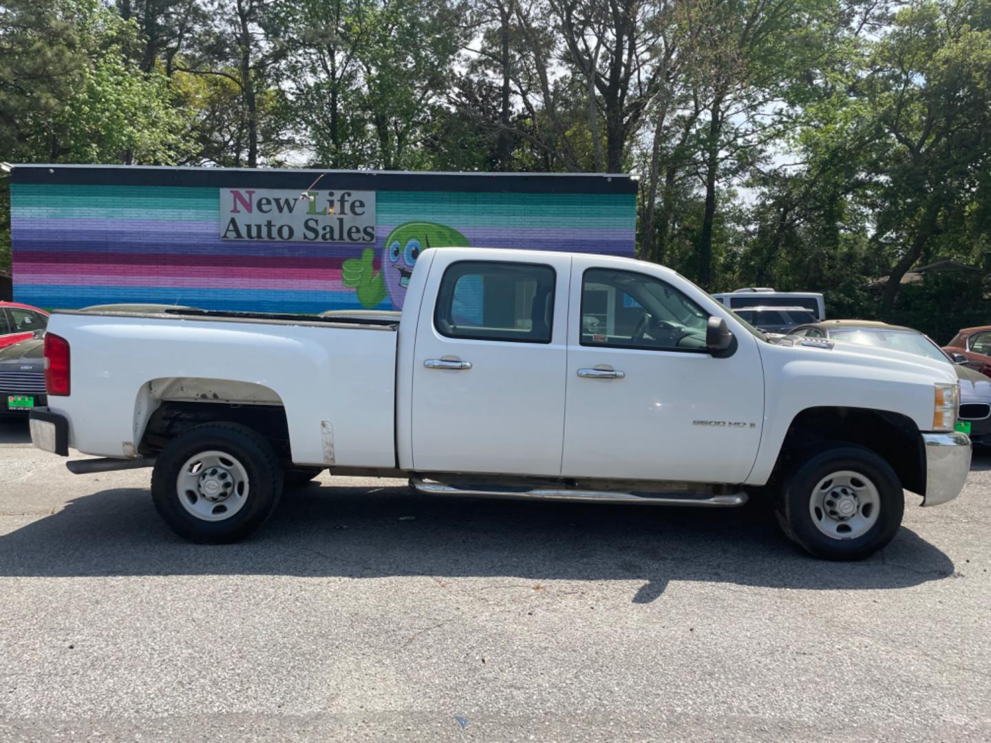 2008 WHITE CHEVROLET SILVERADO 2500H WORK TRUCK (1GCHK23KX8F) with an 6.0L engine, Automatic transmission, located at 5103 Dorchester Rd., Charleston, SC, 29418-5607, (843) 767-1122, 36.245171, -115.228050 - Well Maintained, Local Trade-in with CD/AUX/AM/FM, Cold Cold A/C, Easy-clean Vinyl Floor, Keyless Entry, Tow Package, Clean CarFax (no accidents reported!), Certified One Owner!! 171k miles Located at New Life Auto Sales! 2023 WINNER for Post & Courier's Charleston's Choice Pre-owned Car Dealer AND - Photo#7